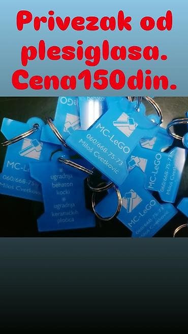 Privezak od pleksiglasa u obliku majice, plave boje, sa metalnim na lalafo.rs Privezak od pleksiglasa u obliku majice, plave boje, sa metalnim