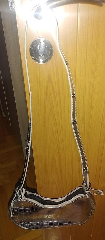 eko koza sa: Srebrna ženska torbica – baguette/shoulder model - Materijal: sjajna na lalafo.rs — 3 eko koza sa: Srebrna ženska torbica – baguette/shoulder model - Materijal: sjajna — 3