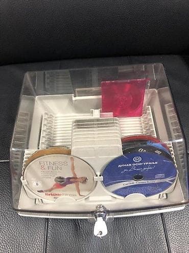 Stoni stalak za CD DVD diskove sa bravom; Dva ključa; U ekstra stanju na lalafo.rs — 8 Stoni stalak za CD DVD diskove sa bravom; Dva ključa; U ekstra stanju — 8