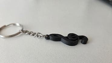 Ovaj privezak za ključeve ima elegantan dizajn u obliku violinskog na lalafo.rs — 1 Ovaj privezak za ključeve ima elegantan dizajn u obliku violinskog — 1