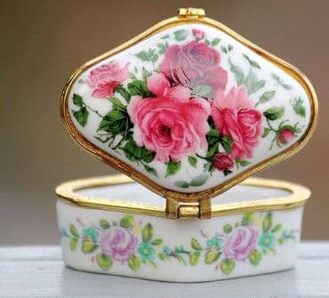 Vintage porculanska burmutica Stara porculanska burmutica sa metalnim na lalafo.rs Vintage porculanska burmutica Stara porculanska burmutica sa metalnim