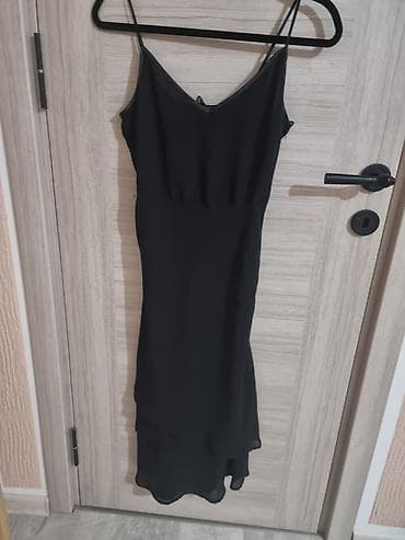 H&M crna slip haljina - Model: slip/špagete bretelice, V-izrez - na lalafo.rs H&M crna slip haljina - Model: slip/špagete bretelice, V-izrez -