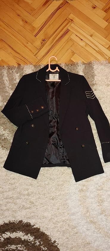 Ženski blejzer Pull&Bear – crni, dvoredno kopčanje - Brend na lalafo.rs — 1 Ženski blejzer Pull&Bear – crni, dvoredno kopčanje - Brend — 1