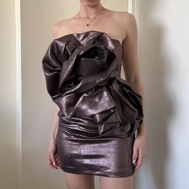 Mini haljina bez bretela – metalik bronzana - Model: mini kroj na lalafo.rs Mini haljina bez bretela – metalik bronzana - Model: mini kroj