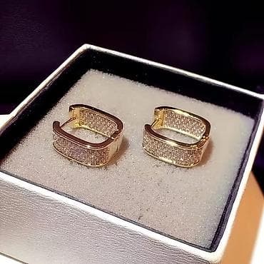 Zlatne pravougaone minđuše – huggie model sa sjajnim cirkonima - na lalafo.rs Zlatne pravougaone minđuše – huggie model sa sjajnim cirkonima -