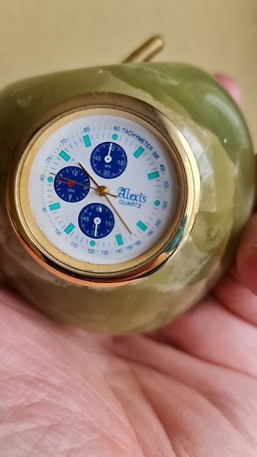 Dekorativni stoni sat „Alexis Quartz“ u obliku jabuke od oniksa. - na lalafo.rs — 5 Dekorativni stoni sat „Alexis Quartz“ u obliku jabuke od oniksa. - — 5