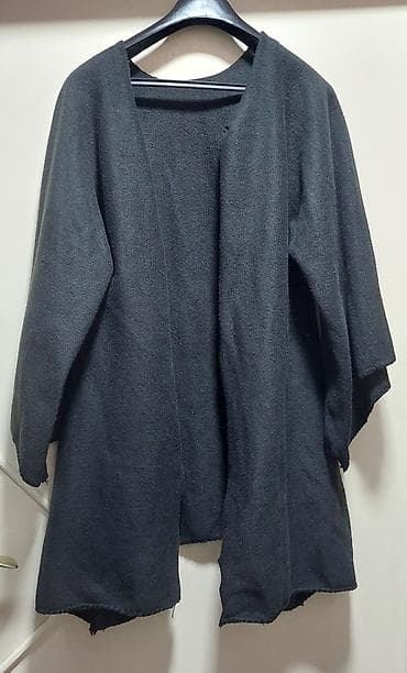 Crni ženski kardigan/pončo bez kopčanja - Boja: crna - Kroj: ravno na lalafo.rs — 1 Crni ženski kardigan/pončo bez kopčanja - Boja: crna - Kroj: ravno — 1