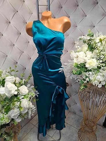 Elegantna duga haljina od satena u smaragdno‑teal nijansi. Asimetričan na lalafo.rs Elegantna duga haljina od satena u smaragdno‑teal nijansi. Asimetričan