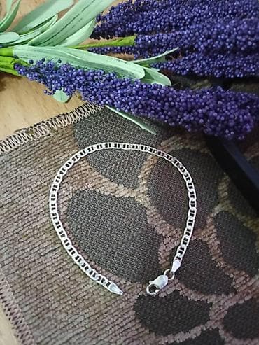 Srebrna narukvica sa žigom 925.
Dužina 18 cm na lalafo.rs — 1 Srebrna narukvica sa žigom 925.
Dužina 18 cm — 1