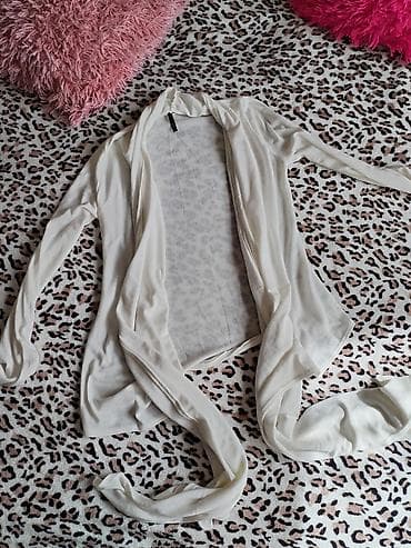 Beli lagani kardigan bez kopčanja - Model: dugačak, otvorenog kroja na lalafo.rs — 3 Beli lagani kardigan bez kopčanja - Model: dugačak, otvorenog kroja — 3