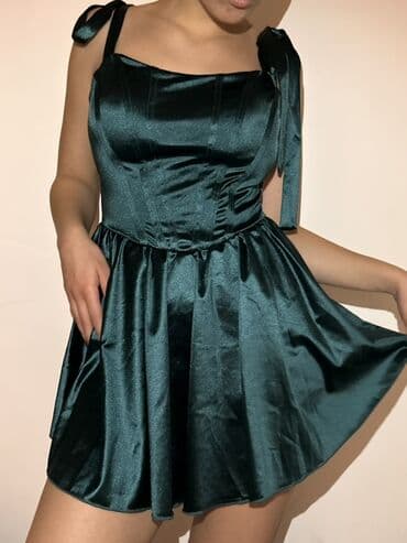 NOVA saten sorts-haljina 2-u-1 u smaragdno zelenoj boji. Nova sa na lalafo.rs NOVA saten sorts-haljina 2-u-1 u smaragdno zelenoj boji. Nova sa