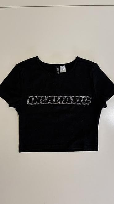 Crna ženska crop majica DIVIDED (H&M) – model sa kratkim rukavima na lalafo.rs — 1 Crna ženska crop majica DIVIDED (H&M) – model sa kratkim rukavima — 1