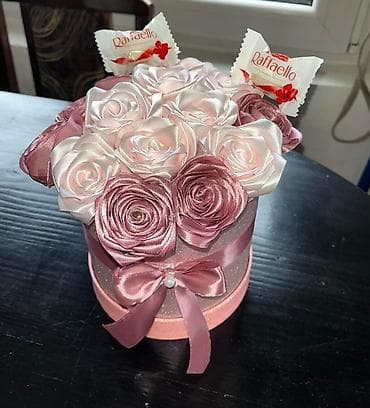 Ukrasna kutija sa satenskim ružama i slatkišima - Elegantna okrugla na lalafo.rs Ukrasna kutija sa satenskim ružama i slatkišima - Elegantna okrugla