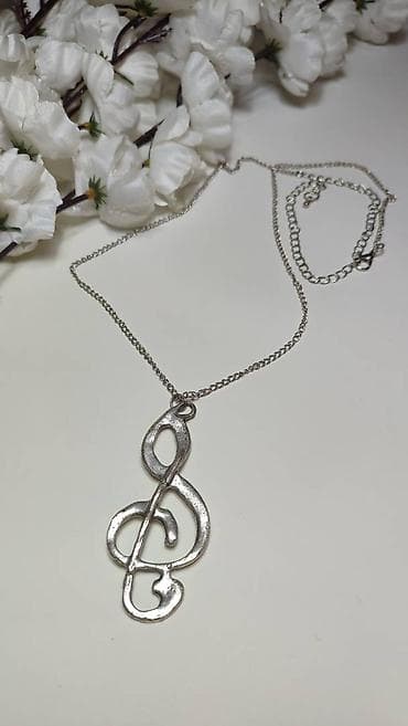 Ogrlica sa priveskom u obliku violinskog ključa - Materijal: metalni na lalafo.rs — 1 Ogrlica sa priveskom u obliku violinskog ključa - Materijal: metalni — 1