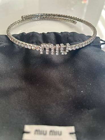 Miu Miu kristalna narukvica s logotipom - Elegantna, savitljiva na lalafo.rs — 5 Miu Miu kristalna narukvica s logotipom - Elegantna, savitljiva — 5