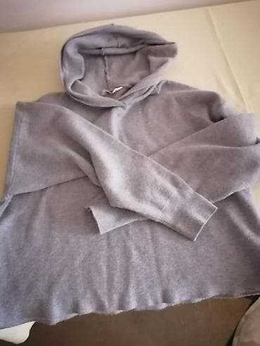 Siva dukserica sa kapuljačom - Jednobojna, svetlosiva boja - Model na lalafo.rs — 5 Siva dukserica sa kapuljačom - Jednobojna, svetlosiva boja - Model — 5