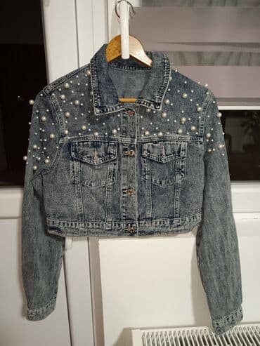 Kratka teksas jakna sa bisernim aplikacijama - Materijal: klasični na lalafo.rs Kratka teksas jakna sa bisernim aplikacijama - Materijal: klasični