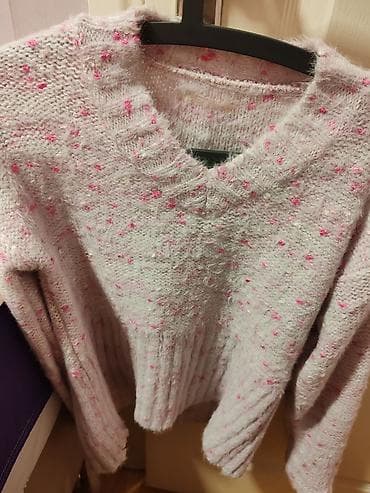 Plišan, mek džemper sa V-izrezom, svetloroze boje sa ružičastim na lalafo.rs — 2 Plišan, mek džemper sa V-izrezom, svetloroze boje sa ružičastim — 2