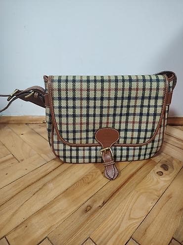 Torba preko ramena sa kariranim dezenom - Materijal: tekstil sa na lalafo.rs Torba preko ramena sa kariranim dezenom - Materijal: tekstil sa