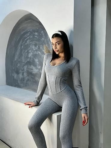 Ženski rebrasti kombinezon sa dugim rukavima - Jednodelni kroj koji na lalafo.rs Ženski rebrasti kombinezon sa dugim rukavima - Jednodelni kroj koji