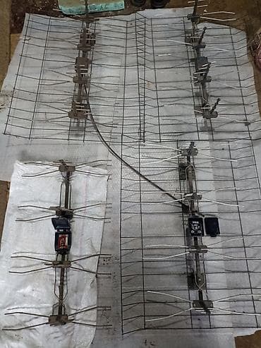 Pet krovnih antena sa slika,četri mrežaste 80 cm x 60 cm, i peta at lalafo.rs Pet krovnih antena sa slika,četri mrežaste 80 cm x 60 cm, i peta