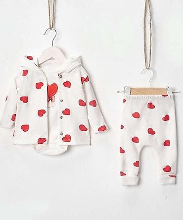 Trodijelni bebini set – hudica, bodić i pantalone - Boja: bela osnova na lalafo.rs Trodijelni bebini set – hudica, bodić i pantalone - Boja: bela osnova