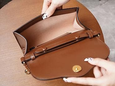 Dizajnerska tašna sa lancem – monogram platno i kožni detalji - at lalafo.rs — 2 Dizajnerska tašna sa lancem – monogram platno i kožni detalji - — 2