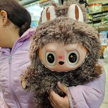 Plišana lutka Labubu - Slatka kolekcionarska lutka sa velikim sjajnim na lalafo.rs — 2 Plišana lutka Labubu - Slatka kolekcionarska lutka sa velikim sjajnim — 2