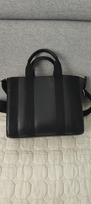 Crna Tommy Hilfiger torba modernog dizajna, pogodna za svakodnevnu na lalafo.rs — 3 Crna Tommy Hilfiger torba modernog dizajna, pogodna za svakodnevnu — 3