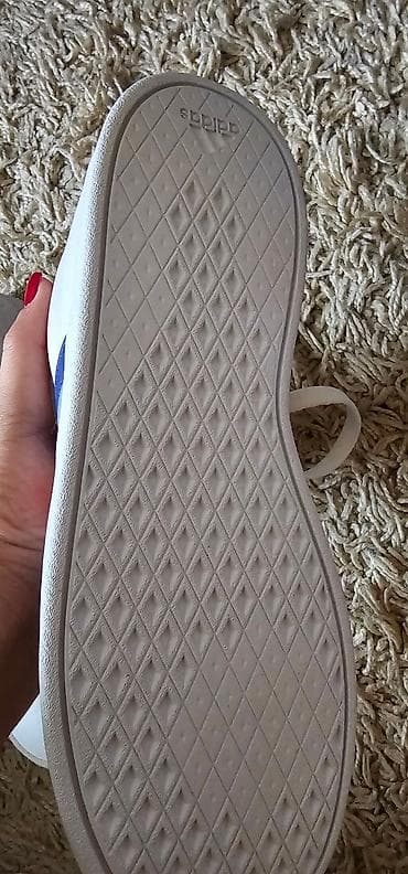 Adidas patike – bele, niskog profila, sa pertlama. Klasičan kožni na lalafo.rs — 7 Adidas patike – bele, niskog profila, sa pertlama. Klasičan kožni — 7