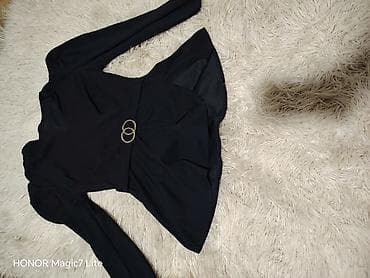 Elegantna crna bluza/peplum top sa dugim rukavima. Model je strukiran na lalafo.rs Elegantna crna bluza/peplum top sa dugim rukavima. Model je strukiran