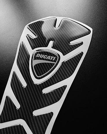 Transport: Ducati carbon tank pad - stitnik rezervoara - 878 📌 opis: ducati tank at lalafo.rs — 3 Transport: Ducati carbon tank pad - stitnik rezervoara - 878 📌 opis: ducati tank — 3