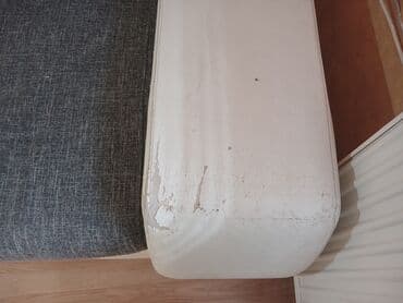 Ugaona garnitura sa ležajem – sivi štof i bela baza - Oblik na lalafo.rs Ugaona garnitura sa ležajem – sivi štof i bela baza - Oblik