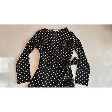 Crna haljina sa tufnama – XS • Kroj: preklop (wrap) sa vezivanjem u na lalafo.rs — 5 Crna haljina sa tufnama – XS • Kroj: preklop (wrap) sa vezivanjem u — 5