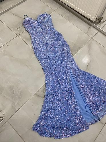 Duga svečana haljina u svetloplavoj boji, celom dužinom prekrivena na lalafo.rs Duga svečana haljina u svetloplavoj boji, celom dužinom prekrivena