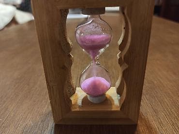 Mali peščani sat. Dimenzije 10cm x 6,5cm x na lalafo.rs Mali peščani sat. Dimenzije 10cm x 6,5cm x