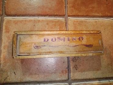 Prodajem stare drvene domine u očuvanom stanju. Cena 40 E. Šaljem Post na lalafo.rs Prodajem stare drvene domine u očuvanom stanju. Cena 40 E. Šaljem Post