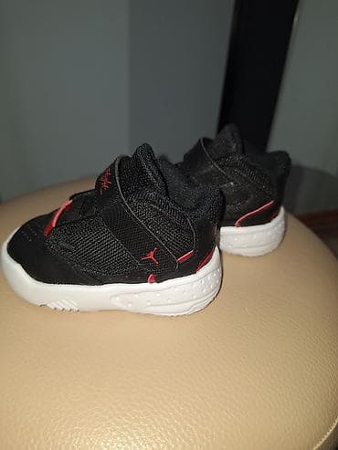 Sneakers: Dečije patike – crno‑bele, inspirisane klasičnim košarkaškim stilom at lalafo.rs — 7 Sneakers: Dečije patike – crno‑bele, inspirisane klasičnim košarkaškim stilom — 7