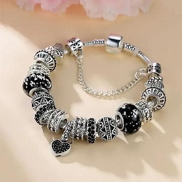 Srebrna narukvica sa privescima, inspirisana klasičnim dizajnom at lalafo.rs — 2 Srebrna narukvica sa privescima, inspirisana klasičnim dizajnom — 2