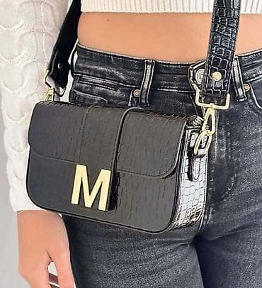 Ženska crossbody torba sa slovom „M” - Model: kompaktna torbica sa at lalafo.rs — 1 Ženska crossbody torba sa slovom „M” - Model: kompaktna torbica sa — 1