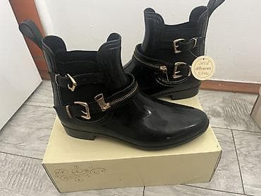 Nove cizmice, 1000 dinara. Broj 39 Saljem kao CC paket (postarina je na lalafo.rs Nove cizmice, 1000 dinara. Broj 39 Saljem kao CC paket (postarina je