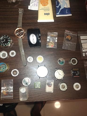 Lot satnih mehanizama i delova za časovničare - Velika kutija sa na lalafo.rs — 3 Lot satnih mehanizama i delova za časovničare - Velika kutija sa — 3