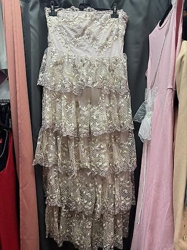 Duga svečana haljina bez bretela sa kaskadnim volanima i bogatom na lalafo.rs Duga svečana haljina bez bretela sa kaskadnim volanima i bogatom