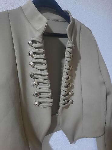 za svaki dan: Ženska kratka jakna/blazer u vojničkom stilu. - Boja: bež/kamel - at lalafo.rs — 2 za svaki dan: Ženska kratka jakna/blazer u vojničkom stilu. - Boja: bež/kamel - — 2