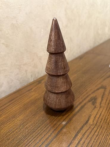 Drvena dekorativna figura – jelka - Materijal: puno drvo u tamnom na lalafo.rs — 1 Drvena dekorativna figura – jelka - Materijal: puno drvo u tamnom — 1