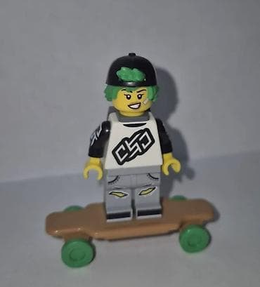 Lego figurica Skateboard girl u odličnom stanju, original lego na lalafo.rs Lego figurica Skateboard girl u odličnom stanju, original lego