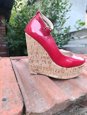 Salonke lakovane,gaziste 22,5 cm,visina platforme 13 cm,par puta na lalafo.rs — 1 Salonke lakovane,gaziste 22,5 cm,visina platforme 13 cm,par puta — 1