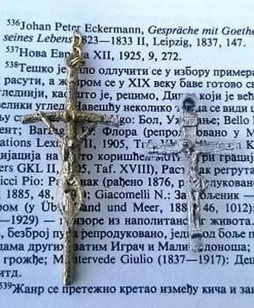 Antiques: Dva KRSTa privesci. Privezak krst je lepo izrađen verski dodatak koji at lalafo.rs — 6 Antiques: Dva KRSTa privesci. Privezak krst je lepo izrađen verski dodatak koji — 6