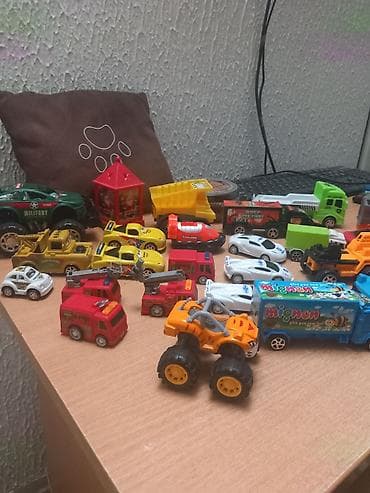 Ostalo: Veliki set dečjih autića i kamiona – raznovrsna kolekcija za igru - na lalafo.rs — 1 Ostalo: Veliki set dečjih autića i kamiona – raznovrsna kolekcija za igru - — 1