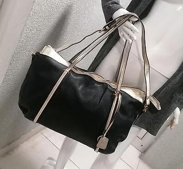 Crna ženska torba sa zlatnim detaljima. Ima dve ručke za nošenje u na lalafo.rs — 2 Crna ženska torba sa zlatnim detaljima. Ima dve ručke za nošenje u — 2